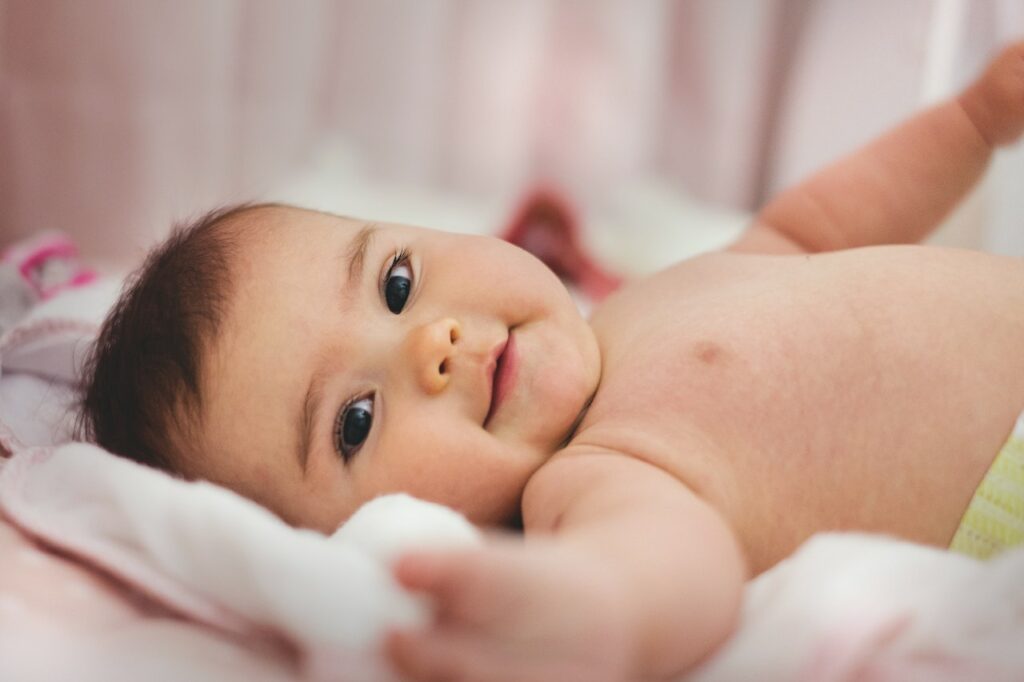 Baby, liegend, Lagerung bezüglich Hinterkopf, Thema Hinterkopfimplantate